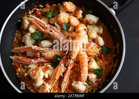 Konzept der spanischen Küche. Meeresfrüchte Paella, traditionelle und typische Gerichte in Spanien mit gebratenem Gemüse, Reis und Meeresfrüchten. Draufsicht. Stockfoto