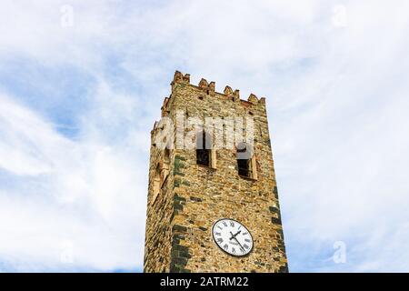 Detailansicht des alten Uhrturms im Dorf Portofino entlang der Amalfiküste in Cinque Terre, Italien Stockfoto