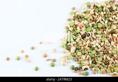 Gemischte getrocknete Hülsenfrüchte und Getreide isoliert auf weißem Hintergrund, Draufsicht. Stockfoto