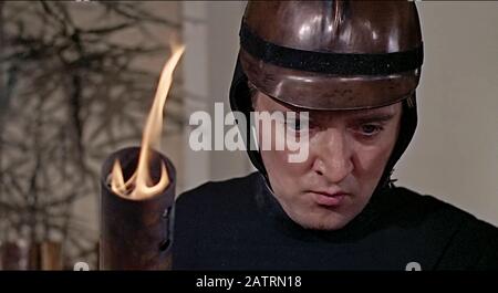 Fahrenheit 451 (1966) unter der Regie von François Truffaut und mit Oskar Werner als Guy Montag, einem desillusionierten Feuerwehrmann in Ray Bradburys dystopischer Welt, in der Bücher von Feuerwehrleuten geächtet und verbrannt werden. Stockfoto