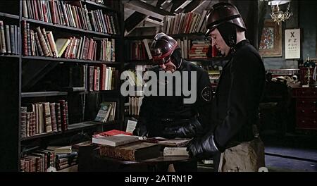 Fahrenheit 451 (1966) unter der Regie von François Truffaut und mit Oskar Werner als Guy Montag und Cyril Cusack als Kapitän Beatty in Ray Bradburys dystopischer Welt, in der Bücher von Feuerwehrleuten geächtet und verbrannt werden. Stockfoto