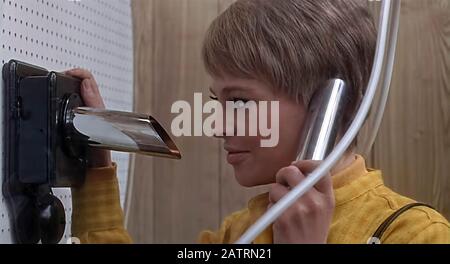 Fahrenheit 451 (1966) unter der Regie von François Truffaut und mit Julie Christie als Clarisse in der Hauptrolle. Ray Bradburys dystopische Welt, in der Bücher verboten und unabhängige Gedanken entmutigt sind. Stockfoto