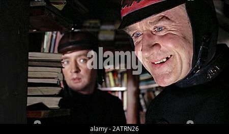 Fahrenheit 451 (1966) unter der Regie von François Truffaut und mit Oskar Werner als Guy Montag und Cyril Cusack als Kapitän Beatty in Ray Bradburys dystopischer Welt, in der Bücher von Feuerwehrleuten geächtet und verbrannt werden. Stockfoto