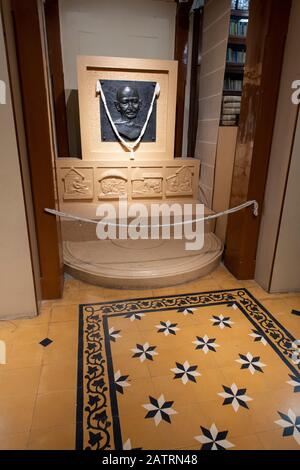 Indien, Bundesstaat Maharashtra, Hauptstadt von Mumbai. Mani Bhavan, Gandhis Residenz, heute Museum. Gandhi-Denkmal. Stockfoto