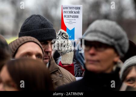 Moskau, Russland. Januar 2020 HÄLT EIN Anhänger der Opposition eine Kopie der russischen Verfassung während einer Kundgebung gegen Verfassungsreformen, die von Präsident Wladimir Putin im Zentrum Moskaus, Russland, vorgeschlagen wurde. Die russische Aufschrift auf dem Foto lautet: "Die Verfassung der Russischen Föderation mit der Nationalhymne Russlands wurde durch nationale Abstimmung verabschiedet." Stockfoto