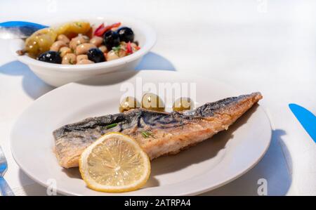 Gebratene Makrele auf weißem Teller und Salat Stockfoto