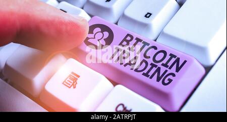 Hinweis zum Bitcoin Trading. Geschäftskonzept für den Kauf und Verkauf von Kryptokurrency auf dem Aktienmarkt Stockfoto