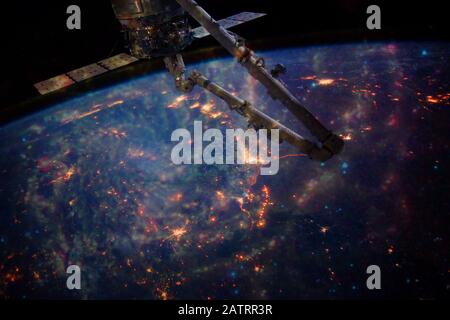 Raumhintergrund Erde mit iss. Schönheit des Universums. Elemente dieses Bildes, das von der NASA eingerichtet wurde Stockfoto