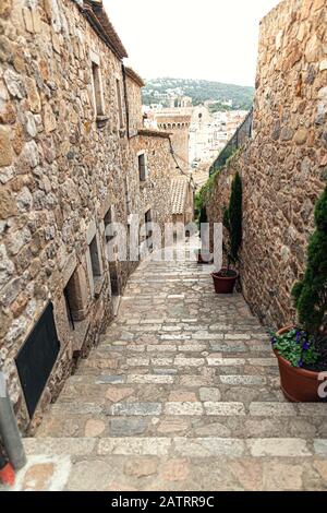 Steintreppen in einer engen Straße in einer alten europäischen Stadt in Spanien. Stockfoto