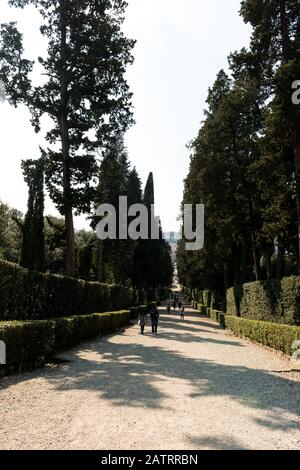 Florenz, ITALIEN - 26. MÄRZ 2016: Vertikales Bild der Felsenstraßen in den Boboli-Gärten in Florenz, Italien Stockfoto