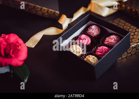 Valentinstag Grußkarten mit roten Rosen und Herzen Chocolate Box auf hölzernen Tisch. Ansicht von oben mit Platz für Ihre Grußansagen Stockfoto
