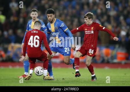 Josh Laurent von Shrewsbury Town wird während des vierten Rückspielspiels im FA Cup in Anfield, Liverpool, von Liverpools Adam Lewis und Leighton Clarkson in Angriff genommen. Stockfoto