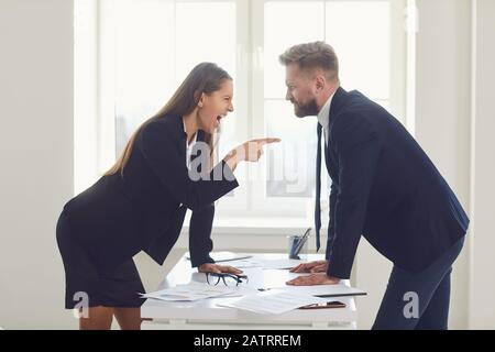 Geschäftskonflikt. Wettbewerbskonflikt streitet Unternehmen wütende Menschen an einem Tisch in einem Büro ab Stockfoto