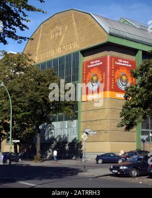 10. September 2004, Berlin: Die vom Architekten Peter Behrens entworfene Fabrik gehört heute zum Geschäftsbereich Energie und Gas des Siemens-Konzerns und stellt Gasturbinen her. Außerhalb Deutschlands ist es eines der bekanntesten Bauwerke der Industriearchitektur. Foto: Paul Glaser / dpa-Zentralbild / ZB Stockfoto