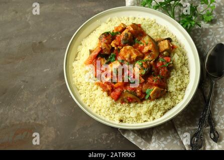 Cous mit Fleisch und Gemüse. Draufsicht. Stockfoto