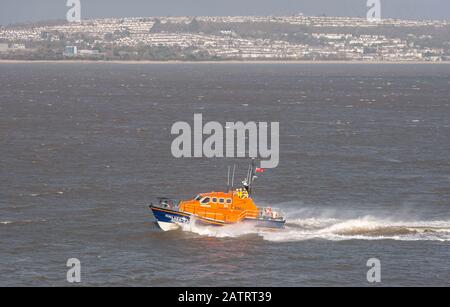 Mumbles Pier - Swansea - Wales - Großbritannien - 4. Februar 2020 Das Mumbles Rettungsboot heute nach dem Start für den Herzog und die Herzogin von Cambridge bei einem Besuch der RNLI Mumbles Rettungsbootstation. PIC von Lisa Dawson Rees Stockfoto