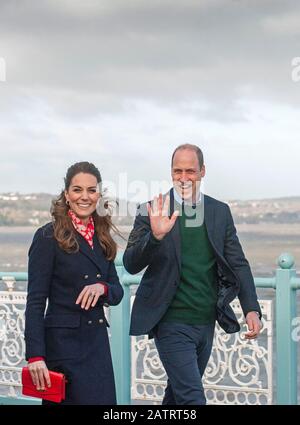 Mumbles Pier - Swansea - Wales - Großbritannien - 4. Februar 2020 Prinz William, Herzog von Cambridge und Catherine, Duchess of Cambridge winken der Menge bei einem Besuch der RNLI Rettungsbootstation in Mumbles in der Nähe von Swansea heute zu. PIC von Lisa Dawson Rees Stockfoto