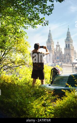 Junger Pilgrim, Der Foto Der Kirche In Santiago De Compostela Nimmt Stockfoto