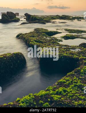 Sonnenuntergang am Pura Gede Luhur Batu Ngaus, einem balinesischen Hindu-Tempel; Bali, Indonesien Stockfoto