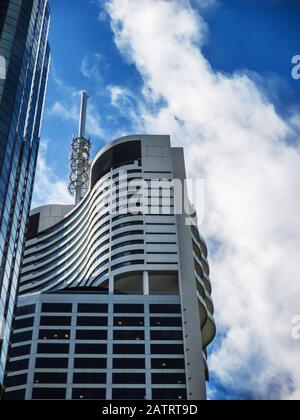 6-18-2014 Brisbane Australia Space Age sieht sehr moderne Hochhäuser gegen dramatisch blauen Himmel mit Wolken Stockfoto