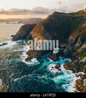 Drohnenansicht von Pengempos, Areguling Beach bei Sonnenuntergang; Lombok, Indonesien Stockfoto