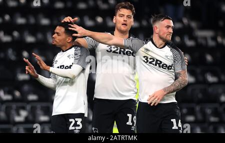 Duane Holmes (links) von Derby County feiert mit den Teamkollegen Chrus Martin und Jack Marriott während des vierten Wiederholungsspiel im FA Cup im Pride Park, Derby, das zweite Tor seiner Seite. Stockfoto