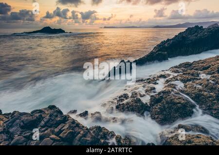 Sonnenuntergang in Pantai Semeti; Lombok, Indonesien Stockfoto