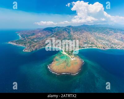 Drohnenansicht des Senggigi Beach; Lombok Barat, West Nusa Tenggara, Indonesien Stockfoto