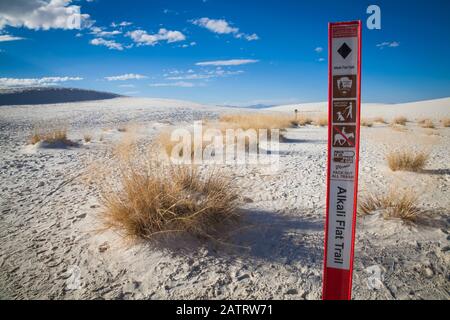 Start des Alkali Flat Trail, einem Wanderweg, White Sands National Monument; Alamogordo, New Mexico, USA Stockfoto