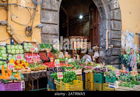 Ein Obst- und Gemüsestand im Freien im Stadtteil Sanita in Neapel, Italien Stockfoto