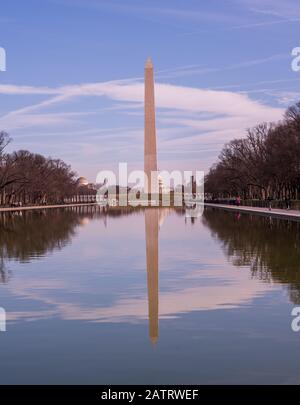 Washington DC, USA - 3. Februar 2020. Ein vertikales Foto des Washington Monument an einem knackigen Februar Nachmittag. Stockfoto