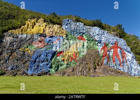 Das Mural de la Prehistoria ist ein Wandbild, das 1961 von Leovigildo Gonzalez Morillo auf einer felsigen Seite des Berges Mogote Dos Hermanas gemalt wurde Stockfoto