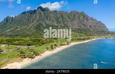 Blick auf Strand und Park bei Kualoa mit Ko'olau Bergen im Hintergrund Stockfoto