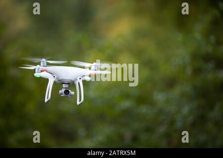 Quadrocopter Drohne mit der Kamera im Flug Stockfoto