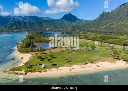 Blick auf Strand und Park bei Kualoa mit Ko'olau Bergen im Hintergrund Stockfoto