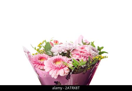 Geburtstagsfeier Blumenstrauß mit verschiedenen pinkfarbenen Blumen isoliert auf weißem Hintergrund mit viel Platz für Kopien. Stockfoto