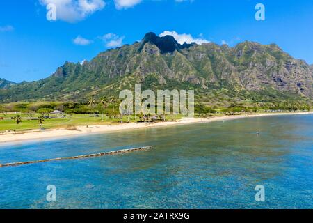 Blick auf Strand und Park bei Kualoa mit Ko'olau Bergen im Hintergrund Stockfoto