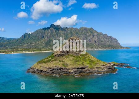 Luftaufnahme der Insel Mokoli'i (früher bekannt als der veraltete Begriff „Chinaman's hat“) mit Kualoa Strand und Park mit Ko'olau Bergen im Hintergrund Stockfoto