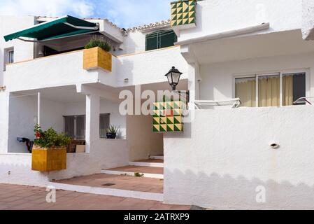 Typisch spanische Architektur mit weißen Häusern in Binibeca Nou, einem traditionellen Dorf an der Küste von Menorca. Spanien Stockfoto
