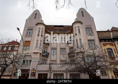 Szolnok, Ungarn - 02 02 2020: Jugendstilgebäude in Szolnok, Ungarn. Stockfoto