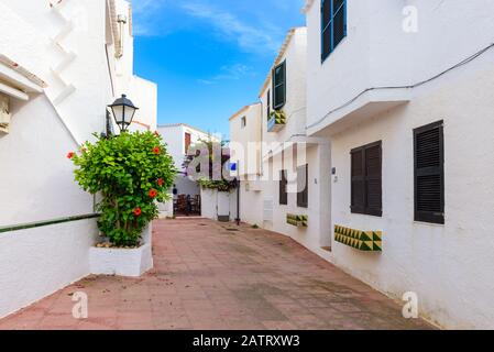 Typisch spanische Architektur mit weißen Häusern im Dorf Binibeca Nou. Menorca. Spanien Stockfoto