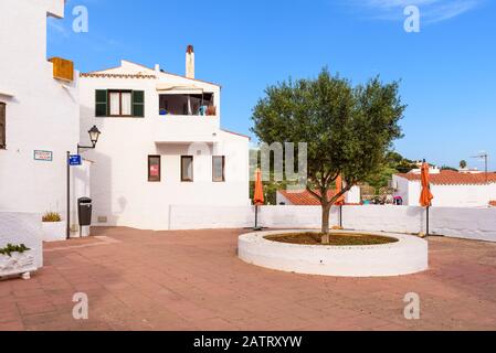 Kleiner Platz mit weißen Gebäuden auf der Straße im schönen Dorf Binibeca Nou. Menorca. Spanien Stockfoto