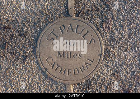 Plaque/Marker, die Entfernung (16 km) zur St Pauls Cathedral in Richmond Park, Richmond, Surrey, Großbritannien angeben. Stockfoto