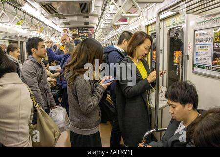 Pendler in der U-Bahn von Kyoto Stockfoto