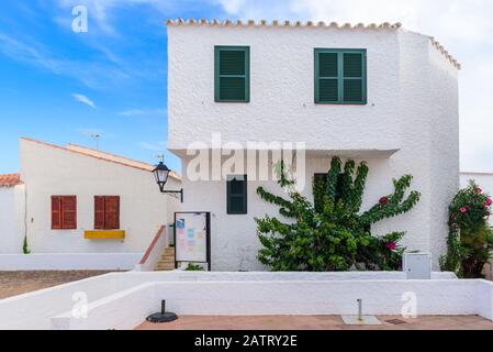 Typisch spanische Architektur mit weißen Häusern und grünen Fensterläden im Dorf Binibeca Nou. Menorca. Spanien Stockfoto