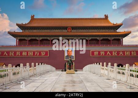 Peking/China - August 2019: Platz des Himmlischen Friedens - Hauptzugang zur Verbotenen Stadt. Ein chinesischer Soldat steht mit einem Porträt Mao Zedons auf der Stelle Stockfoto