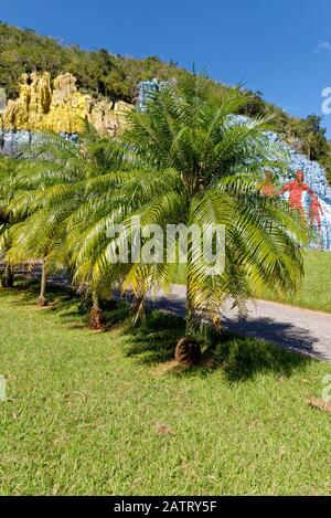 Das Mural de la Prehistoria ist ein Wandbild, das 1961 von Leovigildo Gonzalez Morillo auf einer felsigen Seite des Berges Mogote Dos Hermanas gemalt wurde Stockfoto