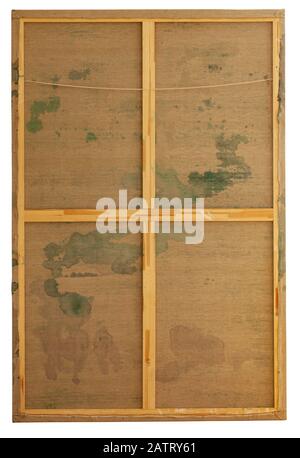 Rückseite der Künstler-Leinwand mit sichtbaren Tragen. Abgenutzte Leinwand mit Farbflecken. Isoliert auf weißem Hintergrund. Stockfoto