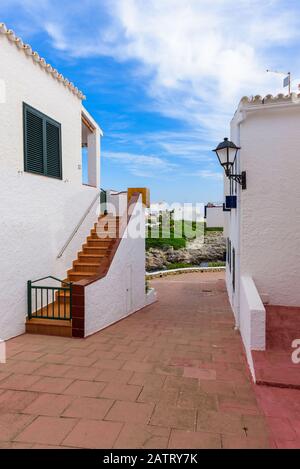 Architektur von Binibeca Nou, einem traditionellen spanischen Fischerdorf an der Küste von Menorca. Spanien Stockfoto