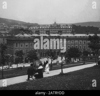 Buxton Crescent & Thermal Spa Hotel & Palace Hotel während der viktorianischen Zeit c 1890, Victorianer vor dem Bath House, antike alte Glas-Magier-Laternenbild. Das neu renovierte Hotel soll 2020 eine nördliche Hauptstadt für Gesundheit und Wohlbefinden schaffen. Antique Magic Lantern Slide. Ursprünglicher Fotograf unbekannt, Urheberrechtszeitraum abgelaufen. Digitale Fotografie, Wiederherstellung, Bearbeitung Copyright © Doug Blane. Stockfoto